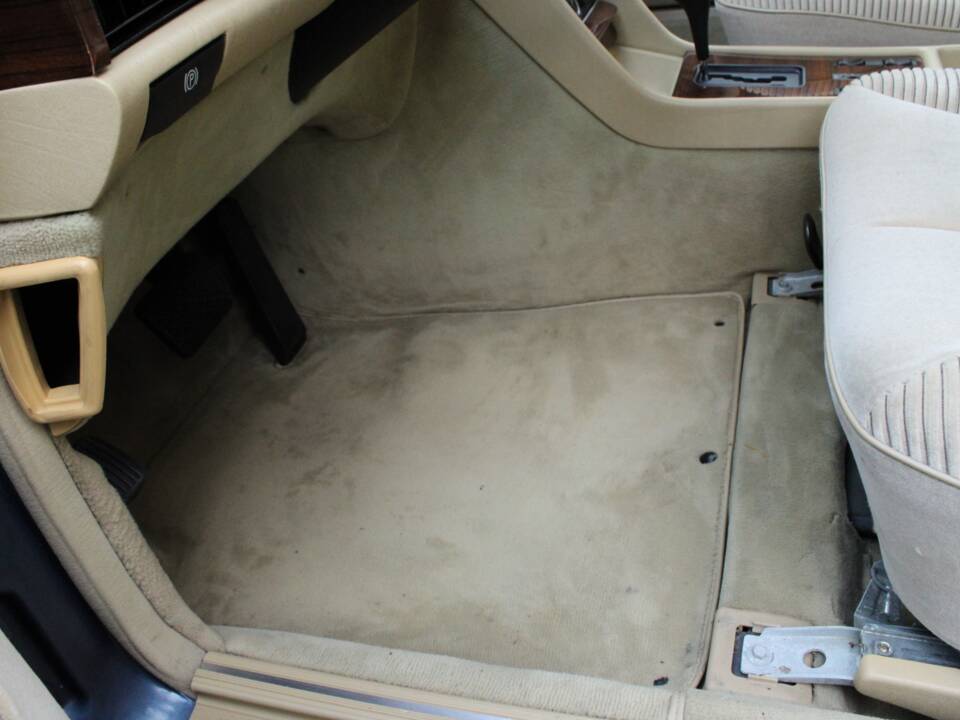 Image 33/51 de Mercedes-Benz 500 SE (1984)