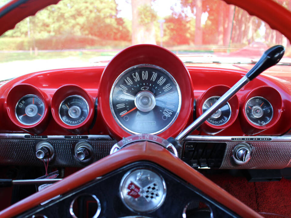 Bild 22/31 von Chevrolet Impala Convertible (1960)