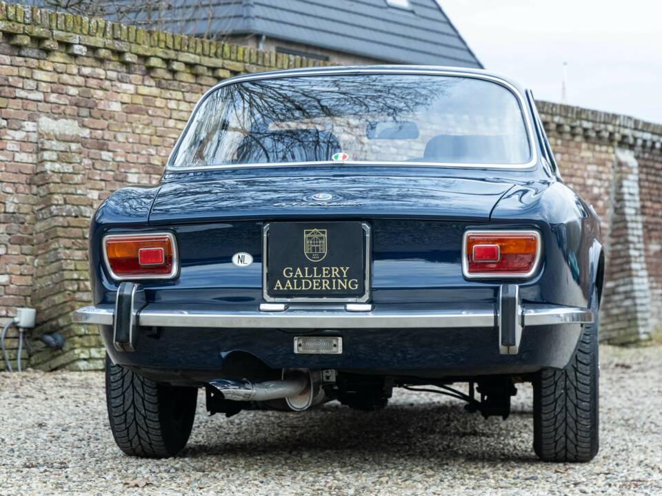 Image 6/50 of Alfa Romeo Giulia GT 1300 Junior (1971)