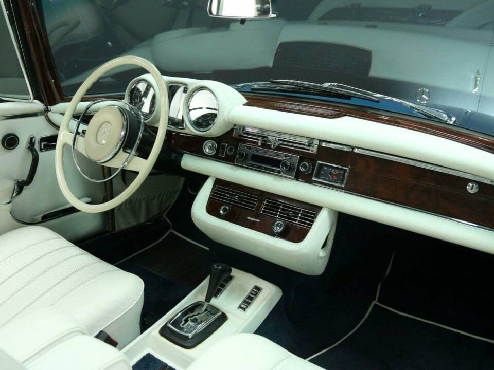 Image 29/50 of Mercedes-Benz 280 SE 3,5 (1971)