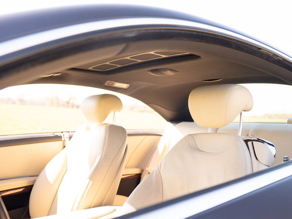 Image 33/67 of Mercedes-Benz CL 500 (2006)