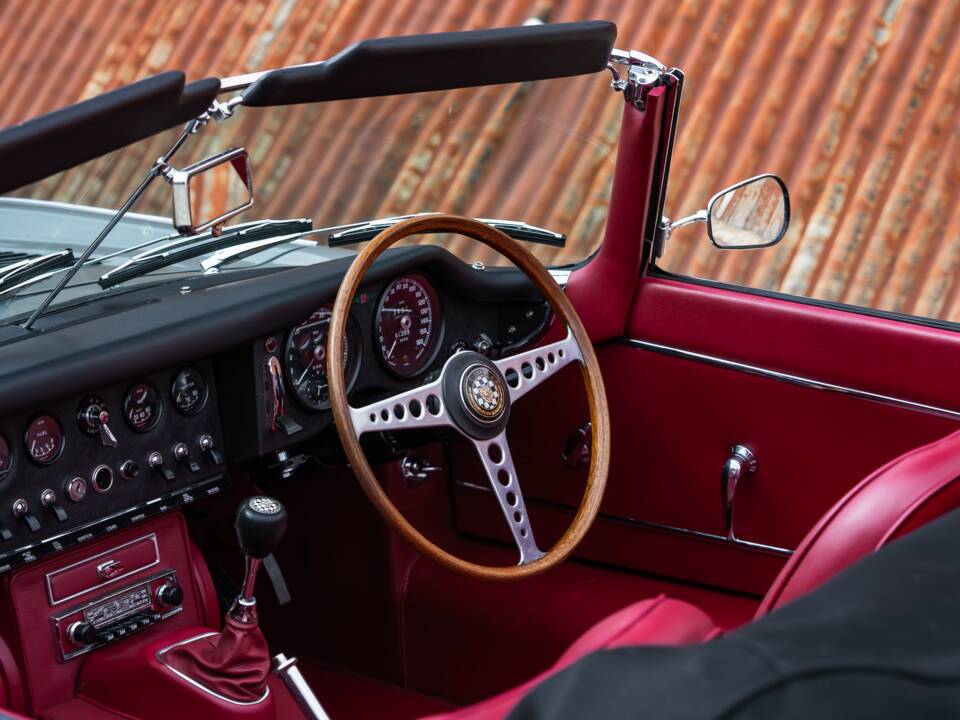 Image 22/34 de Jaguar E-Type (1968)