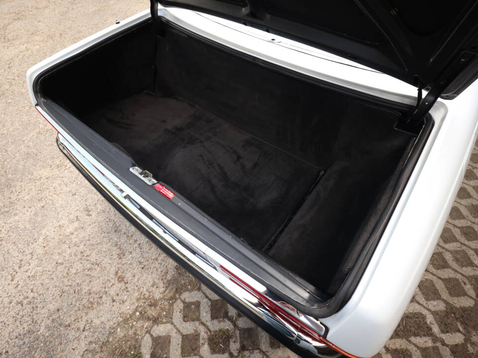 Image 29/85 of Mercedes-Benz 560 SL (1986)