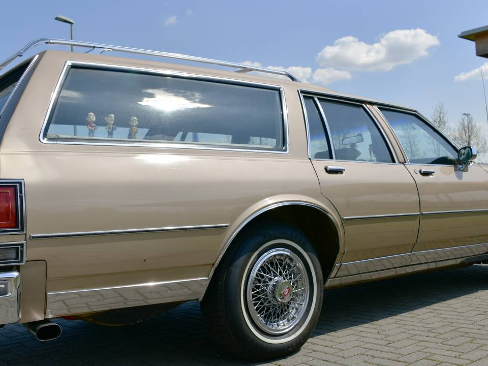 Image 2/45 of Oldsmobile Custom Cruiser (1985)