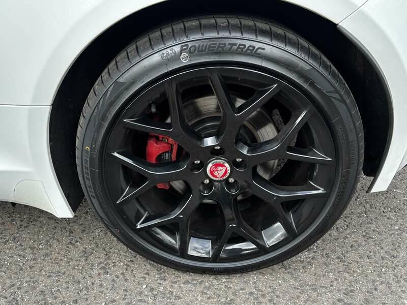 Image 44/50 of Jaguar F-Type (2014)