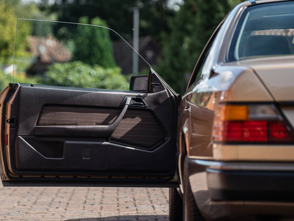 Image 21/40 of Mercedes-Benz 300 CE (1987)