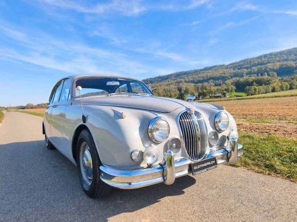 Image 19/27 of Jaguar Mk II 2.4 (1967)