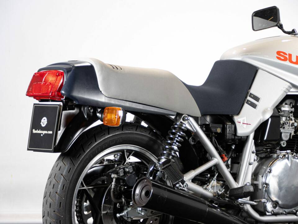 Image 21/50 de Suzuki GSX 750S Katana (1982)