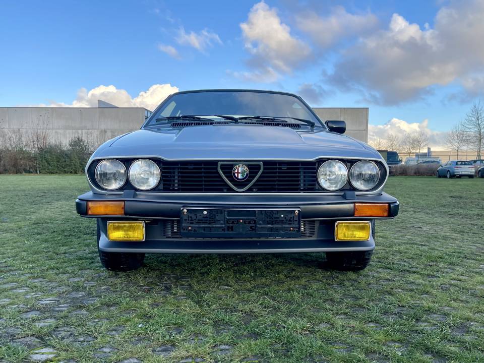 Bild 2/27 von Alfa Romeo GTV 6 2.5 (1984)
