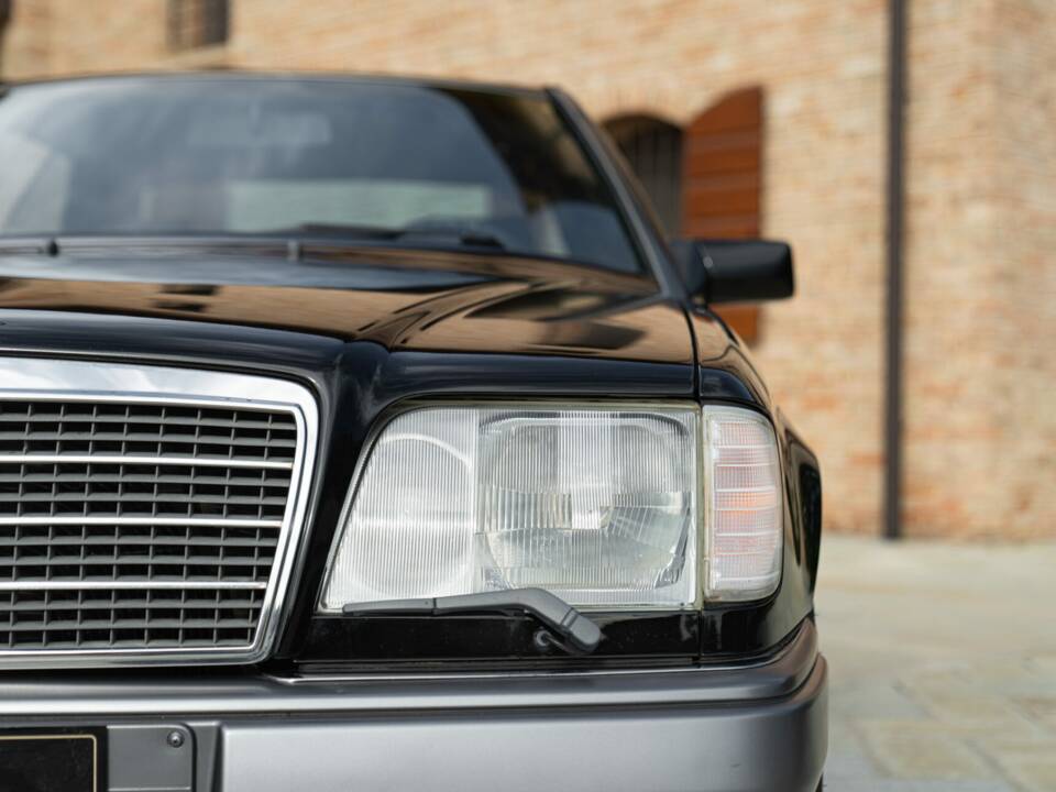 Obraz 14/48 pojazdu Mercedes-Benz 200 CE (1990)