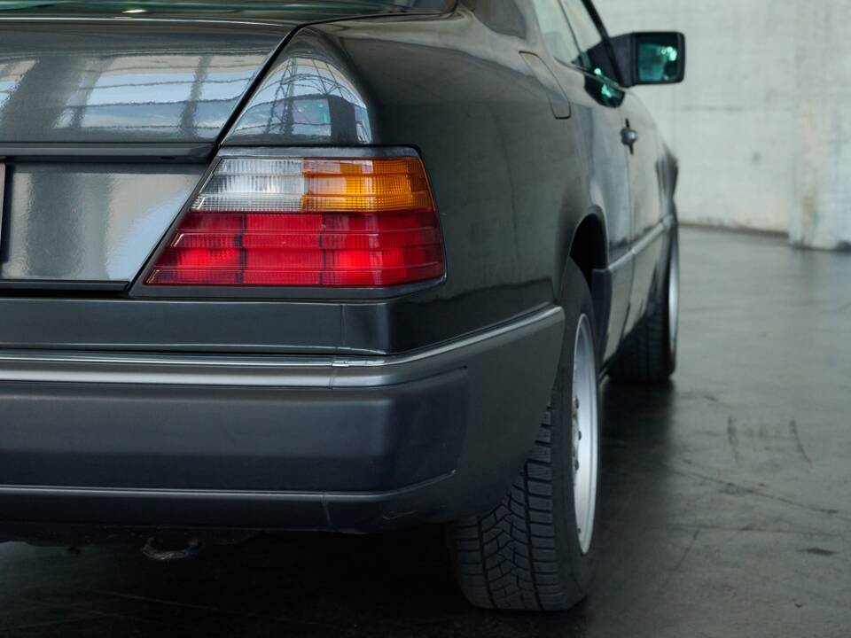Bild 20/50 von Mercedes-Benz 300 CE (1991)