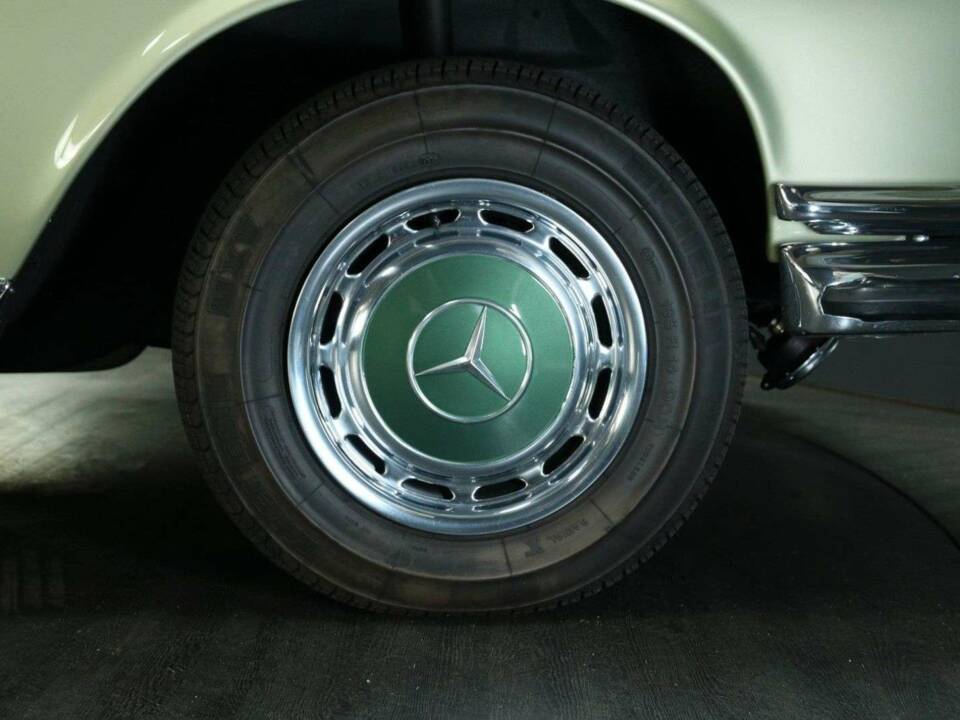 Image 29/30 of Mercedes-Benz 280 SE (1970)