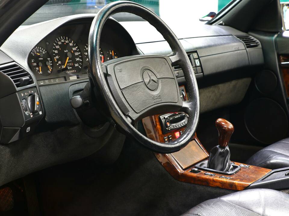 Image 23/36 of Mercedes-Benz 300 SL-24 (1993)