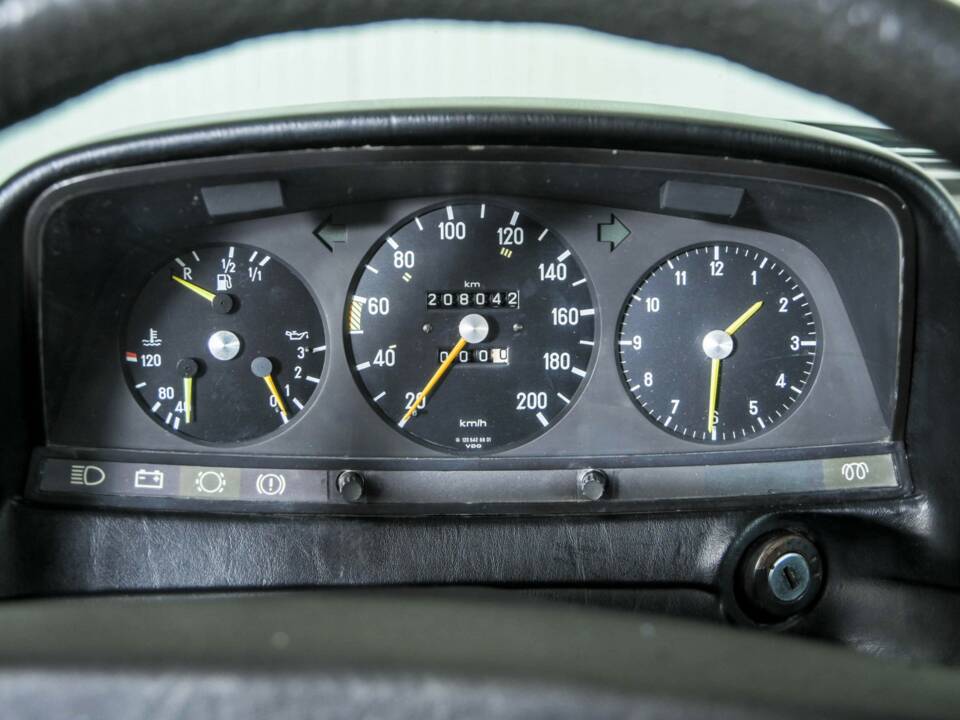 Bild 15/50 von Mercedes-Benz 300 TD Turbodiesel (1981)