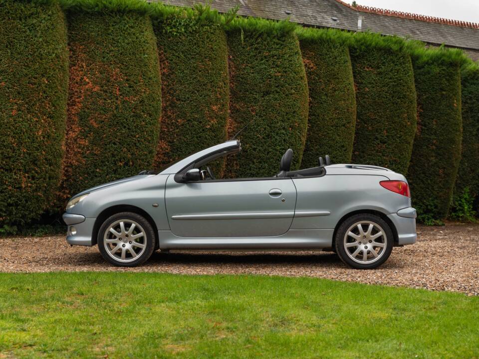 Immagine 37/40 di Peugeot 206 CC 1.6 16V (2003)