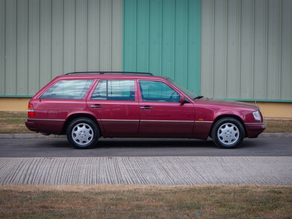Bild 4/28 von Mercedes-Benz E 320 T (1993)