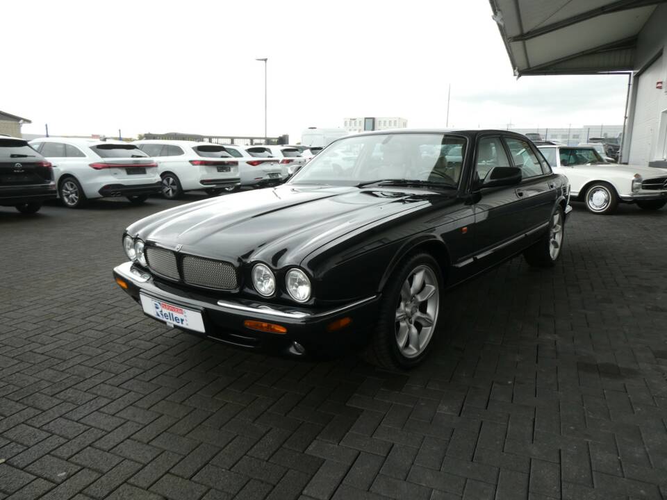 Image 3/21 of Jaguar XJR 4.0 (2001)