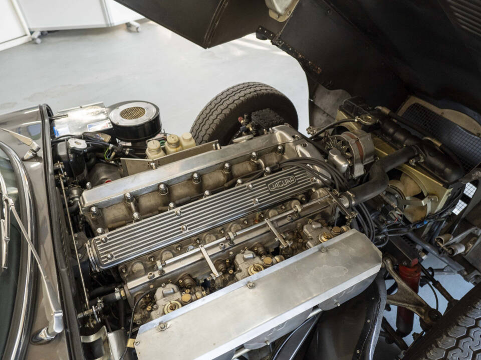 Image 11/15 of Jaguar E-Type (1969)