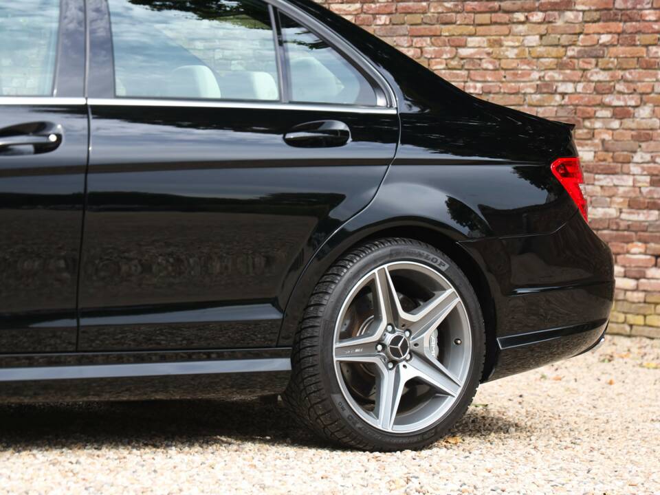 Image 14/50 of Mercedes-Benz C 63 AMG (2012)