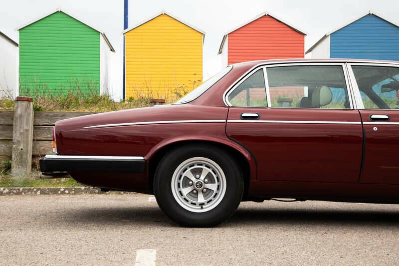 Image 35/50 of Daimler Double Six (1983)