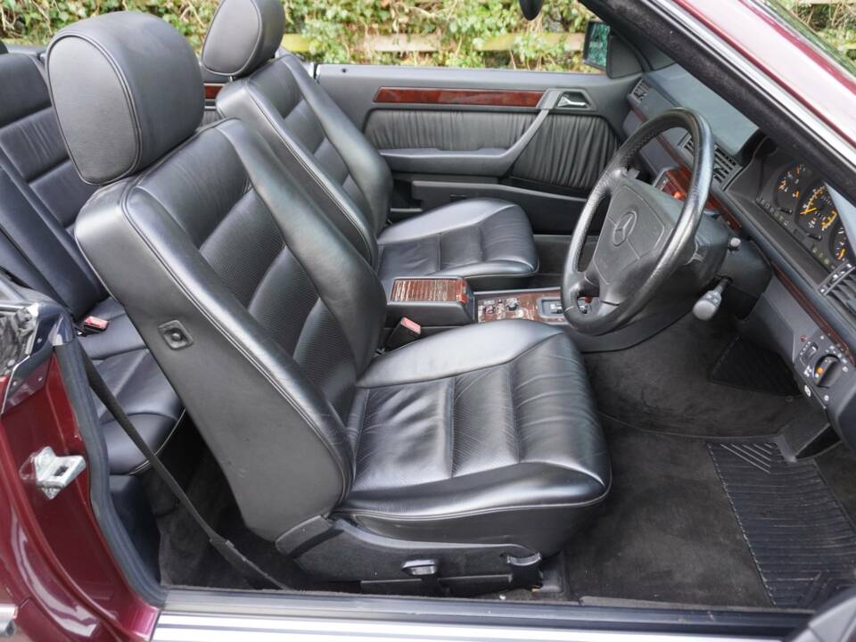 Image 9/20 of Mercedes-Benz E 220 (1996)