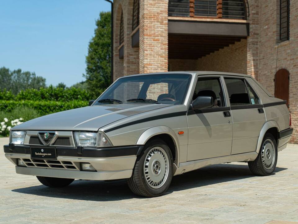 Obraz 1/50 pojazdu Alfa Romeo 75 2.0 Twin Spark (1989)