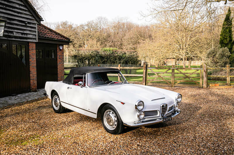 Image 11/50 of Alfa Romeo 2600 Spider (1963)