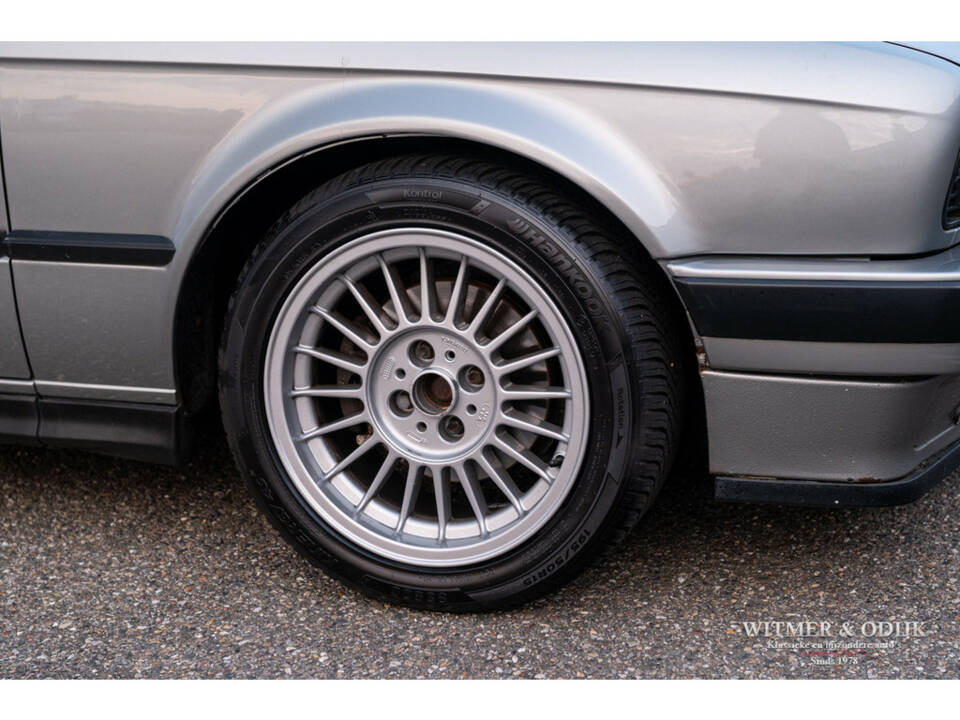 Image 35/50 de BMW 320i Touring (1989)