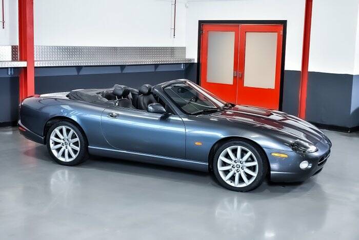 Image 6/7 de Jaguar XK8 4.2 (2005)