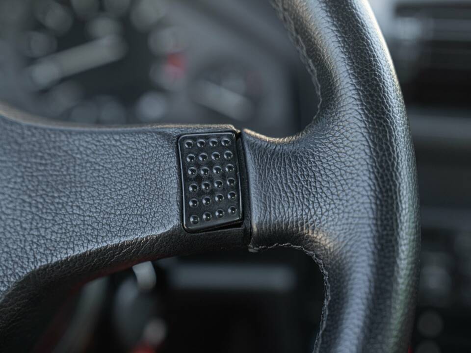 Image 48/50 of BMW 320i (1989)