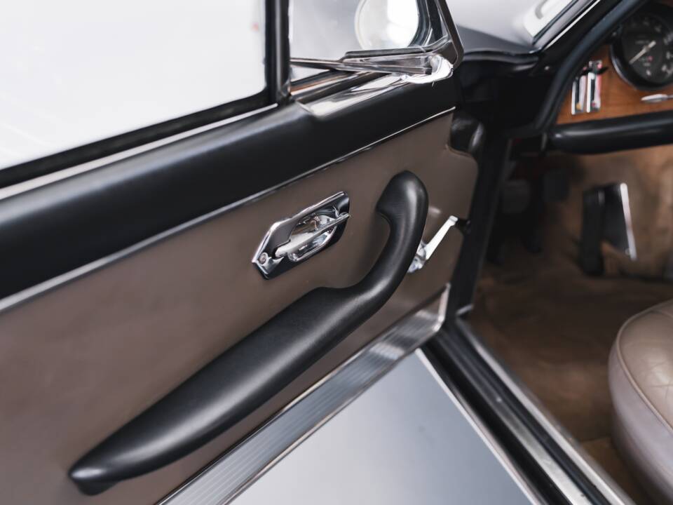 Image 66/100 of Ferrari 330 GT 2+2 (1965)