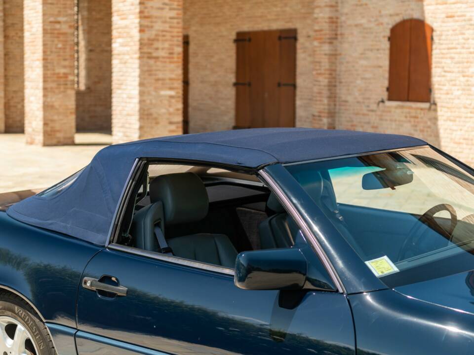 Image 23/45 of Mercedes-Benz 500 SL (1990)