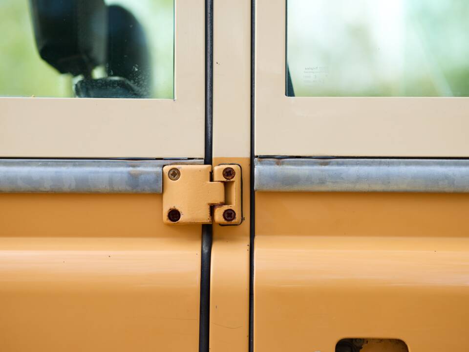 Image 38/42 of Land Rover 110 (1984)