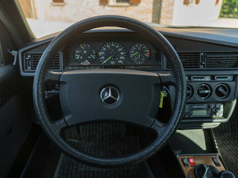 Imagen 38/50 de Mercedes-Benz 190 E (1988)