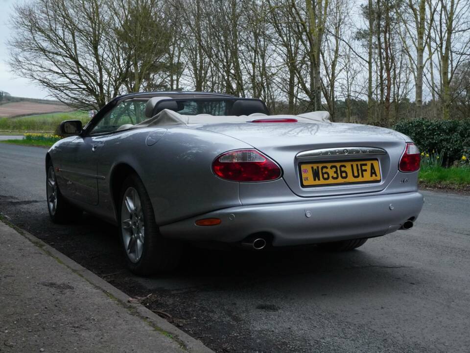 Image 4/19 of Jaguar XK8 4.0 (2001)