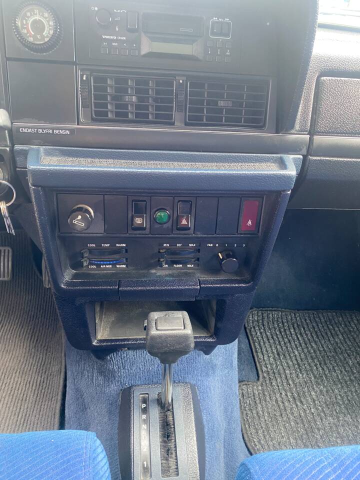 Imagen 10/13 de Volvo 240 (1988)