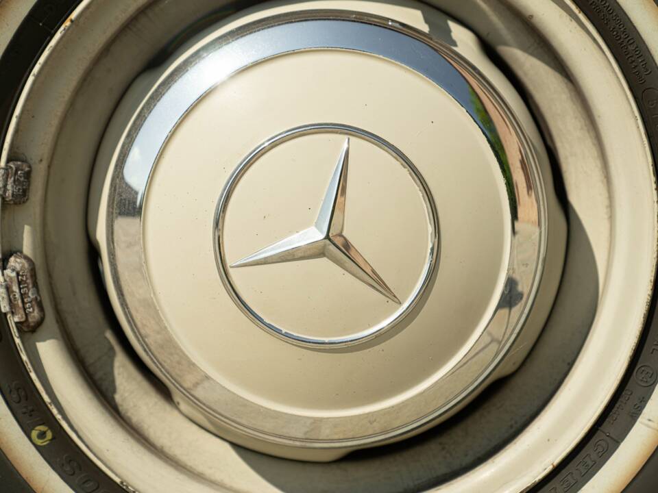 Image 23/50 of Mercedes-Benz 200 (1966)