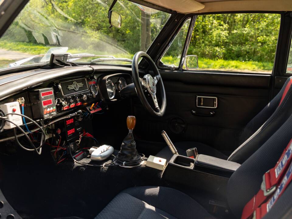 Image 4/50 of MG MGB GT (1970)