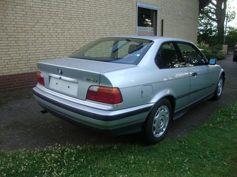 Afbeelding 6/39 van BMW 316i (1993)
