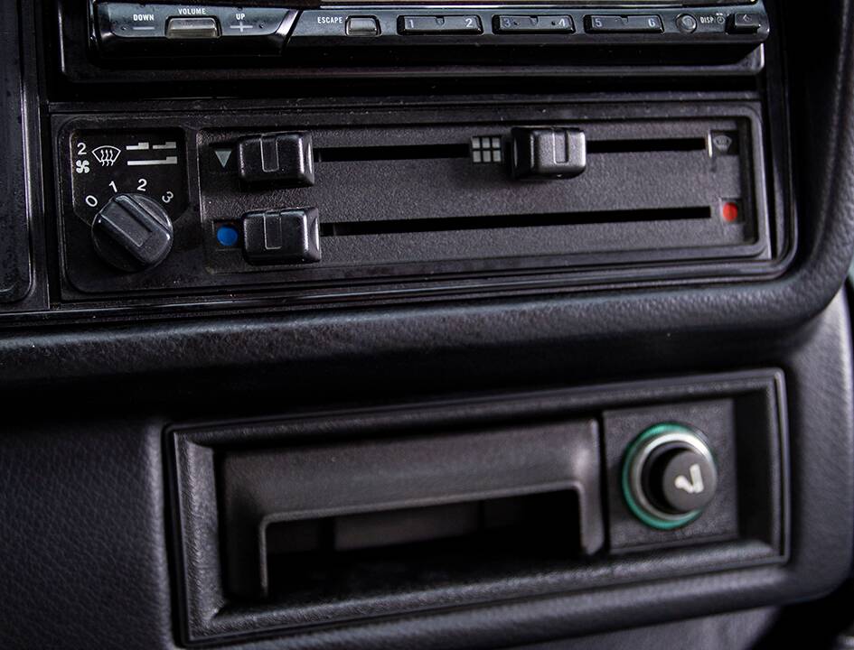 Image 24/37 of Volkswagen Golf Mk I Convertible 1.8 (1990)