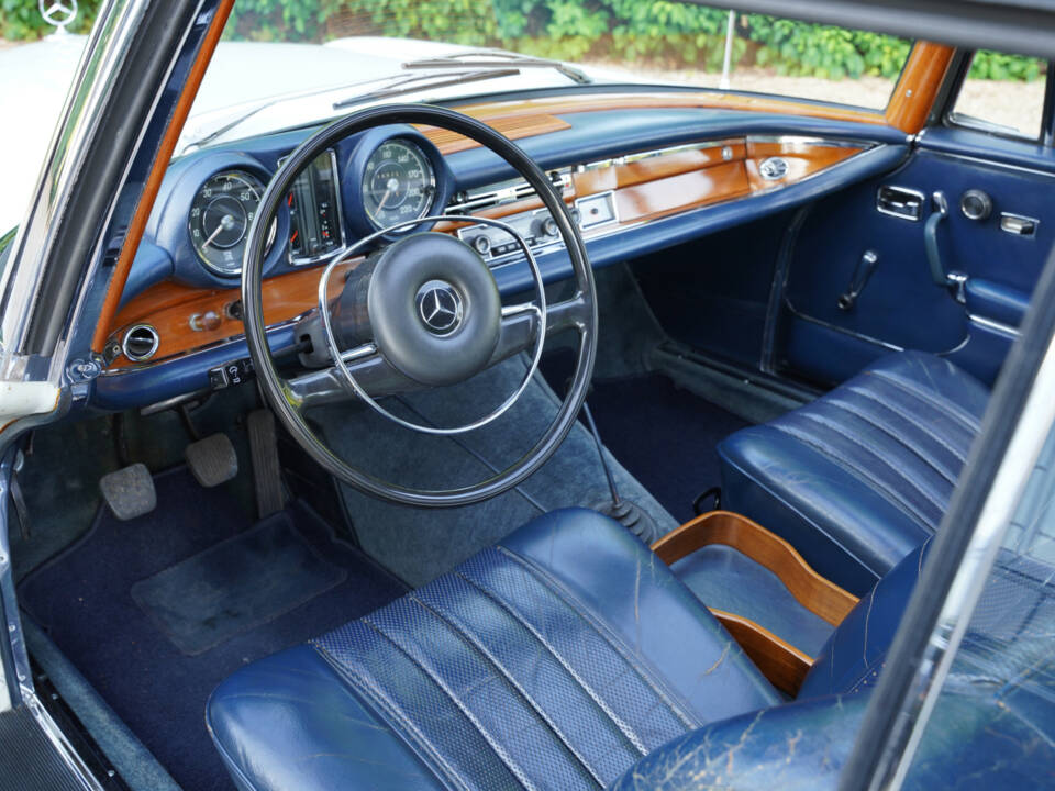 Image 3/50 de Mercedes-Benz 280 SE (1968)