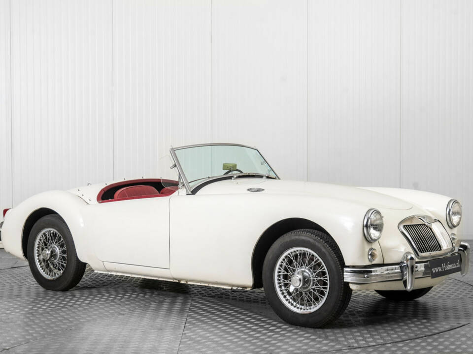 Image 5/50 of MG MGA 1500 (1957)