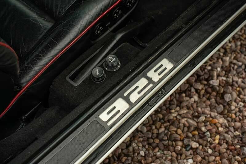 Image 25/49 of Porsche 928 S4 (1990)