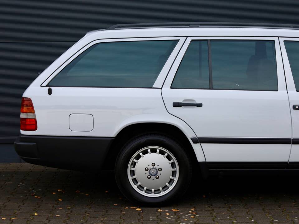 Immagine 16/18 di Mercedes-Benz 200 TE (1989)
