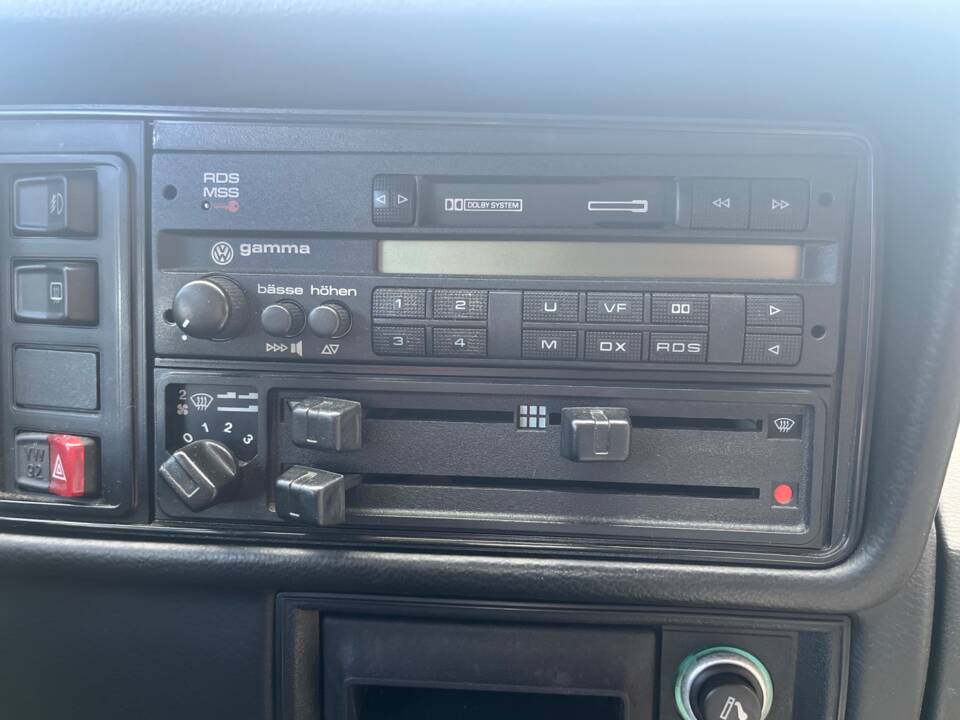 Image 33/78 de Volkswagen Golf Mk I Convertible 1.8 (1989)