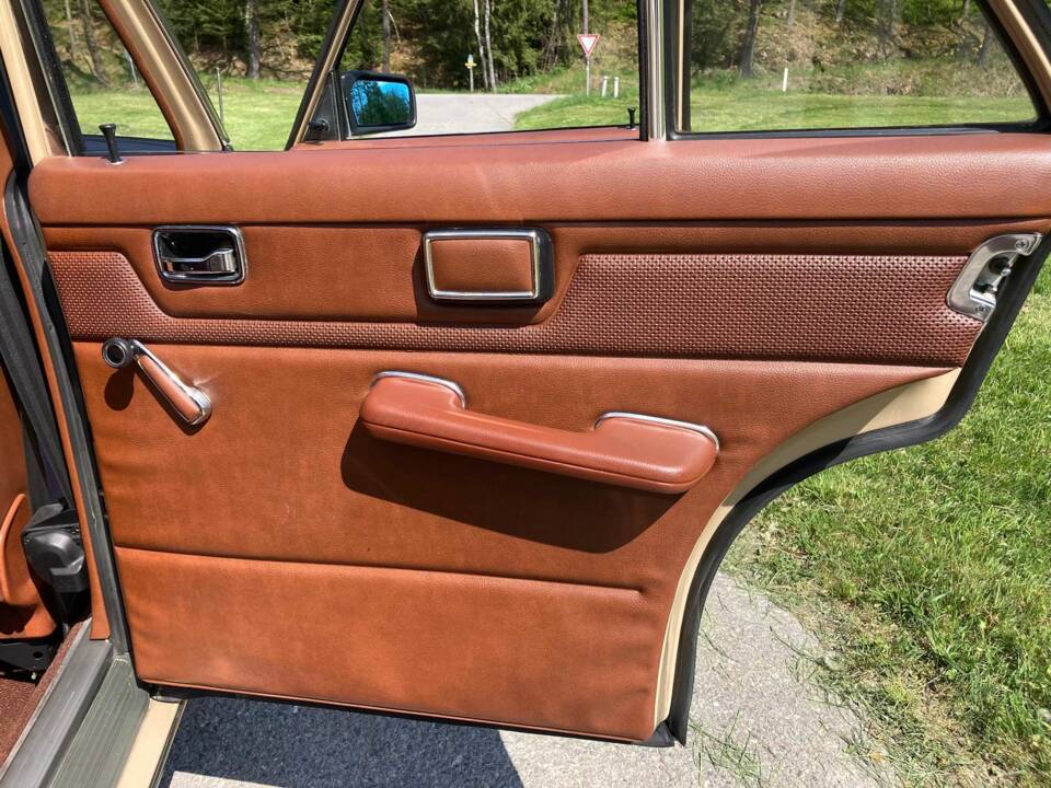 Image 33/49 de Mercedes-Benz 230&#x2F;4 (1974)
