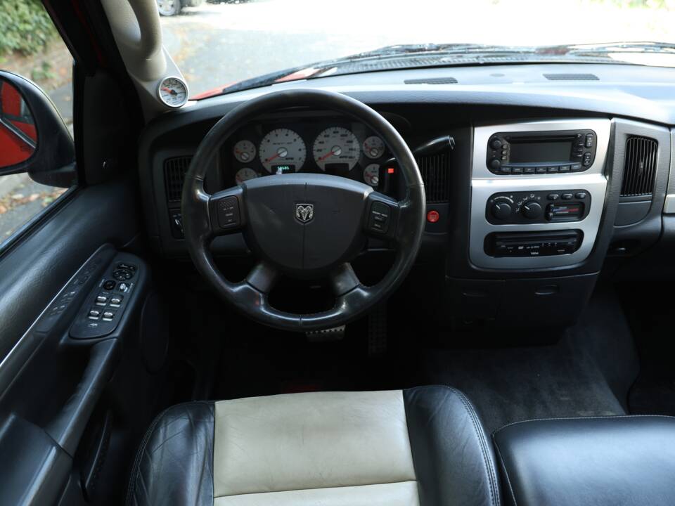 Image 68/82 of Dodge Ram SRT 10 (2005)