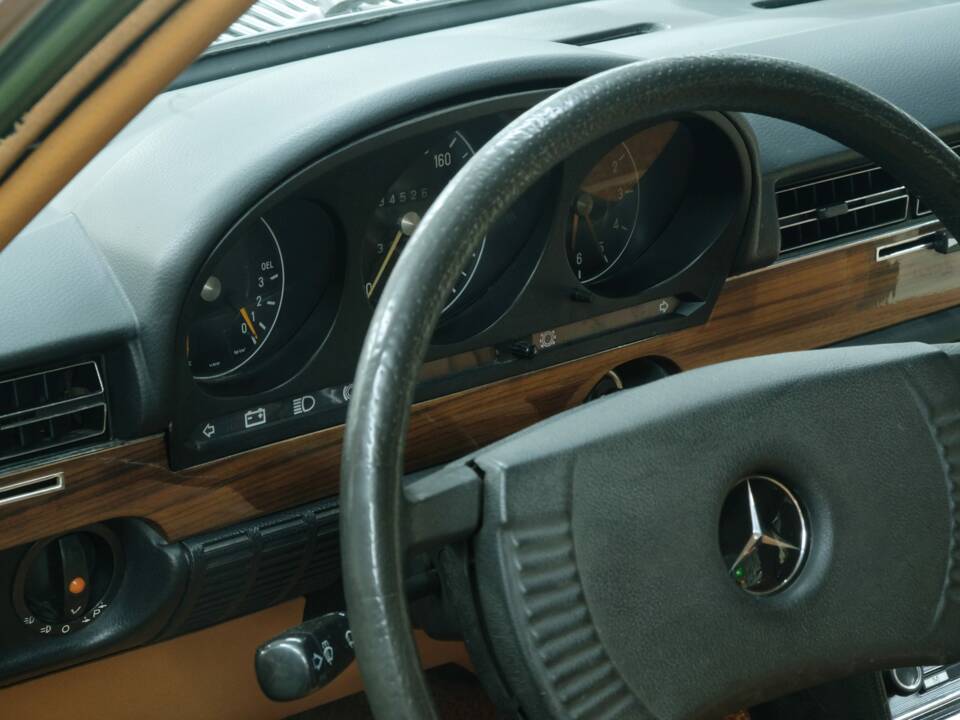 Image 39/50 de Mercedes-Benz 350 SE (1975)