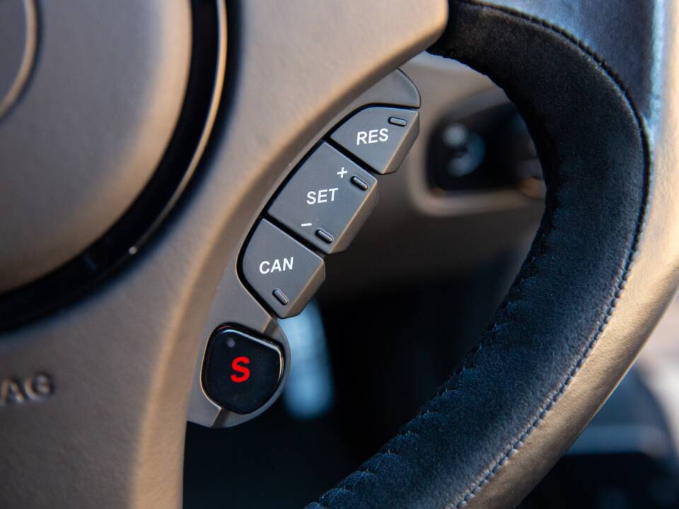 Image 61/80 of Aston Martin Vanquish (2013)