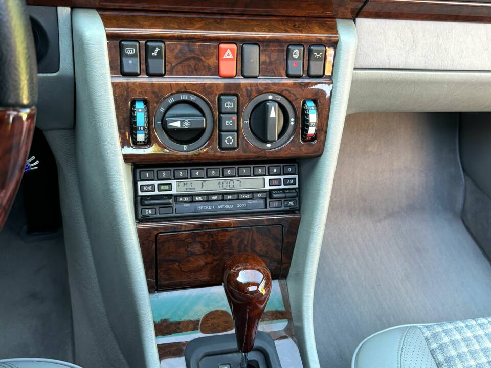Image 24/24 of Mercedes-Benz 500 E (1993)